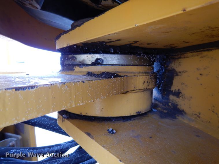 image for item GC9792 2002 John Deere 744H  wheel loader