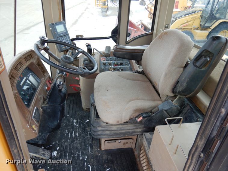 image for item GC9792 2002 John Deere 744H  wheel loader