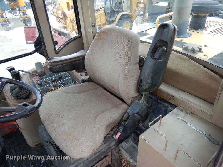 image for item GC9792 2002 John Deere 744H  wheel loader