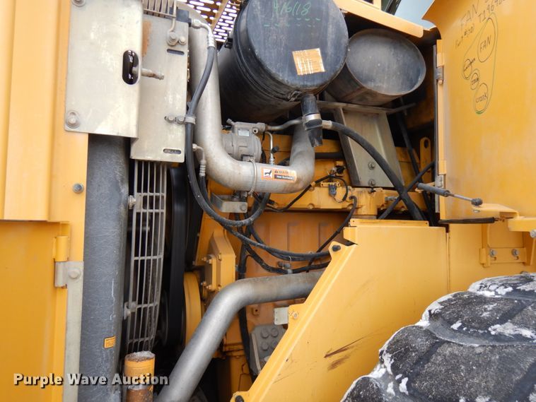 image for item GC9792 2002 John Deere 744H  wheel loader