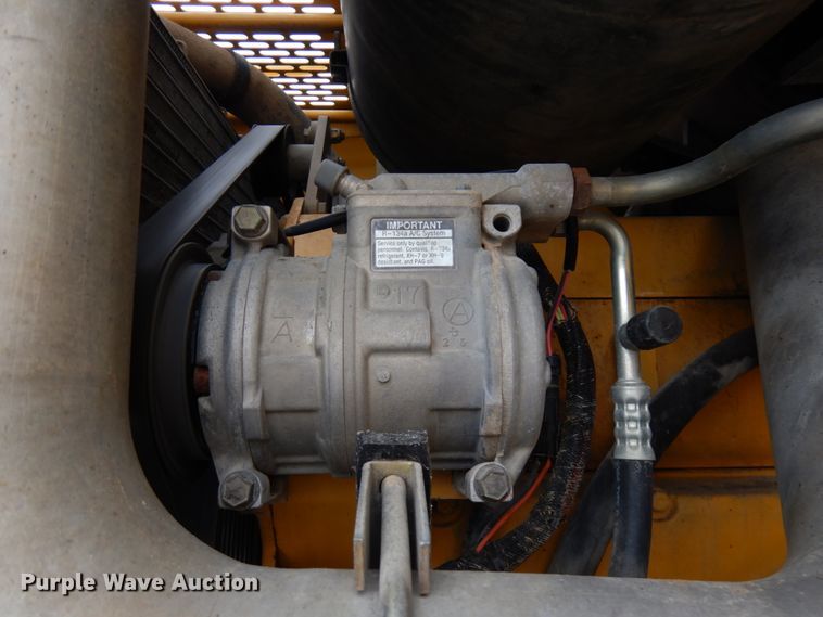 image for item GC9792 2002 John Deere 744H  wheel loader