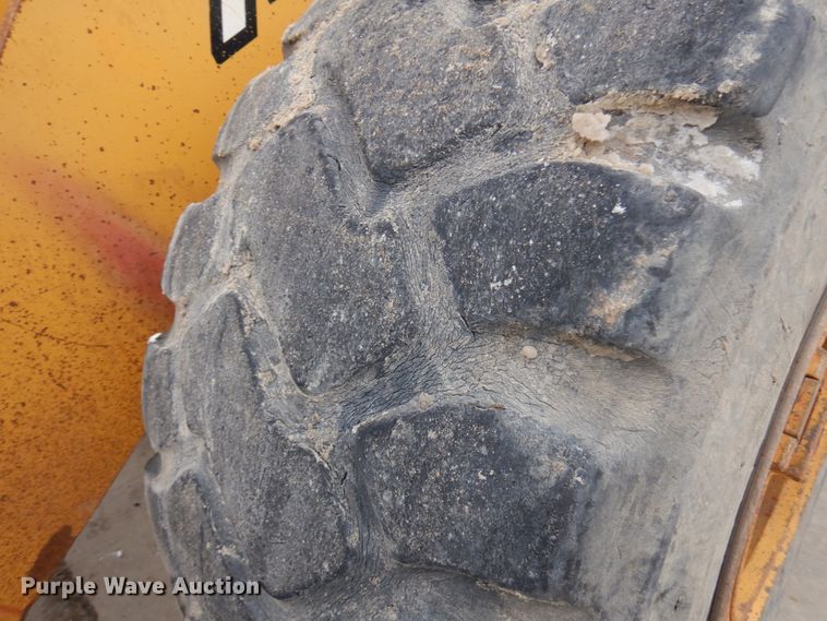 image for item GC9792 2002 John Deere 744H  wheel loader