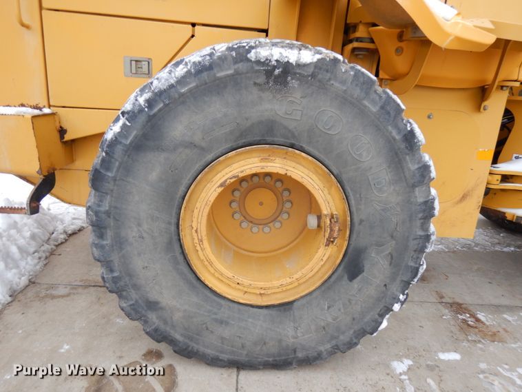 image for item GC9792 2002 John Deere 744H  wheel loader