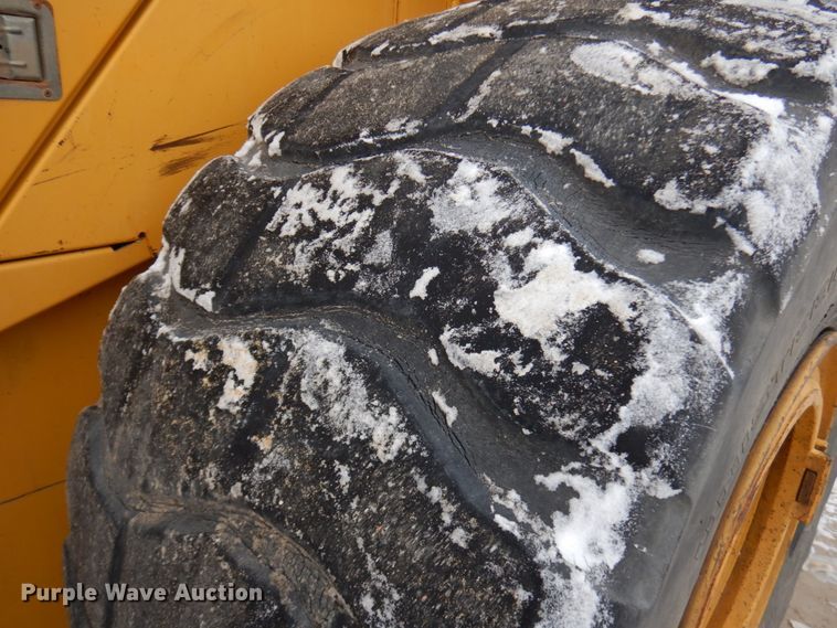 image for item GC9792 2002 John Deere 744H  wheel loader