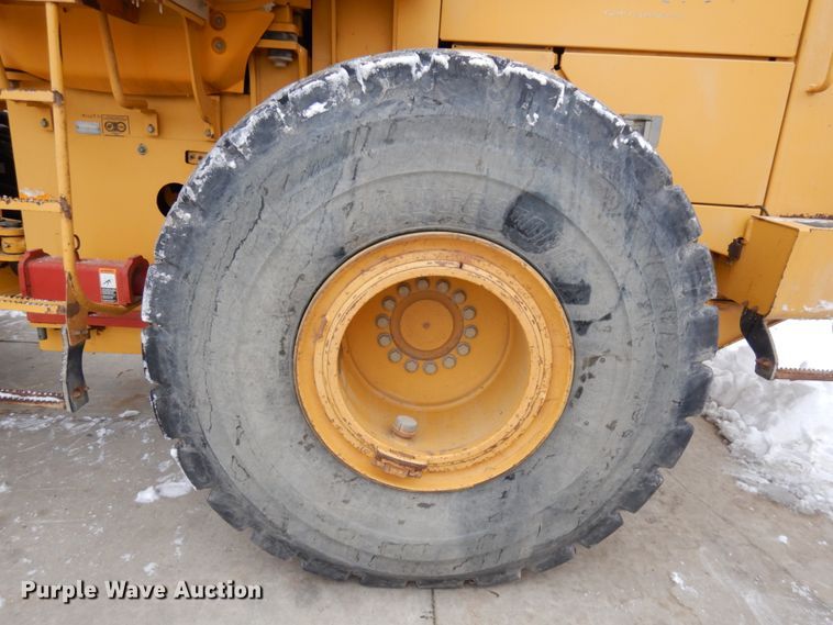 image for item GC9792 2002 John Deere 744H  wheel loader