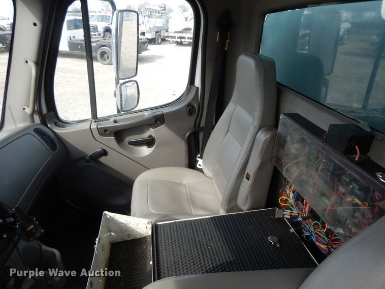 image for item GG9384 2010 Freightliner M2 106  utility / service truck