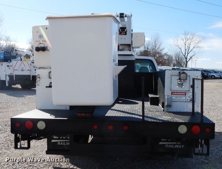 image for item GG9385 2004 Ford F550  bucket truck