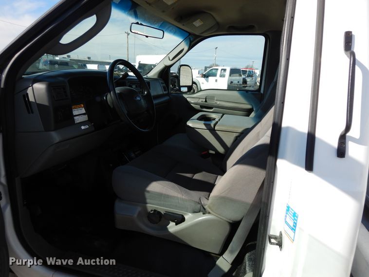 image for item GG9385 2004 Ford F550  bucket truck