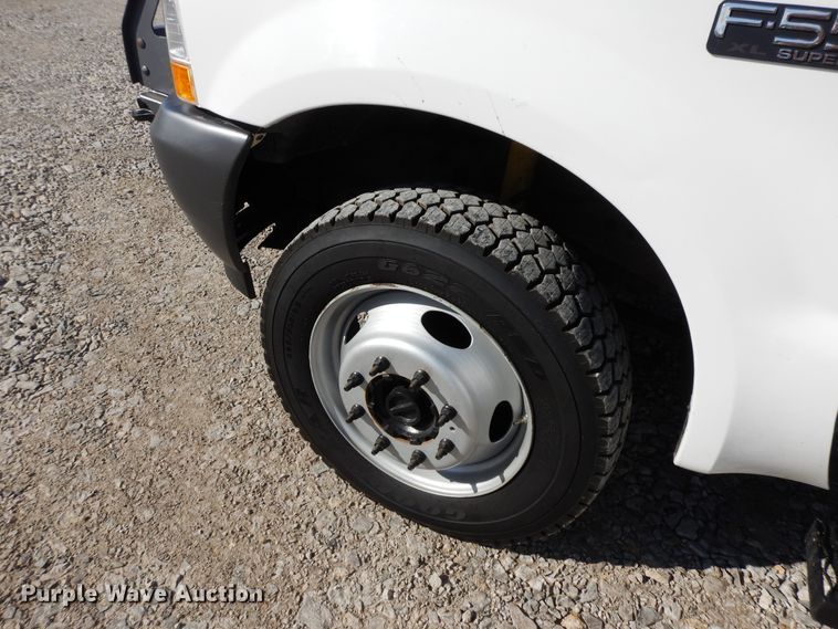 image for item GG9385 2004 Ford F550  bucket truck