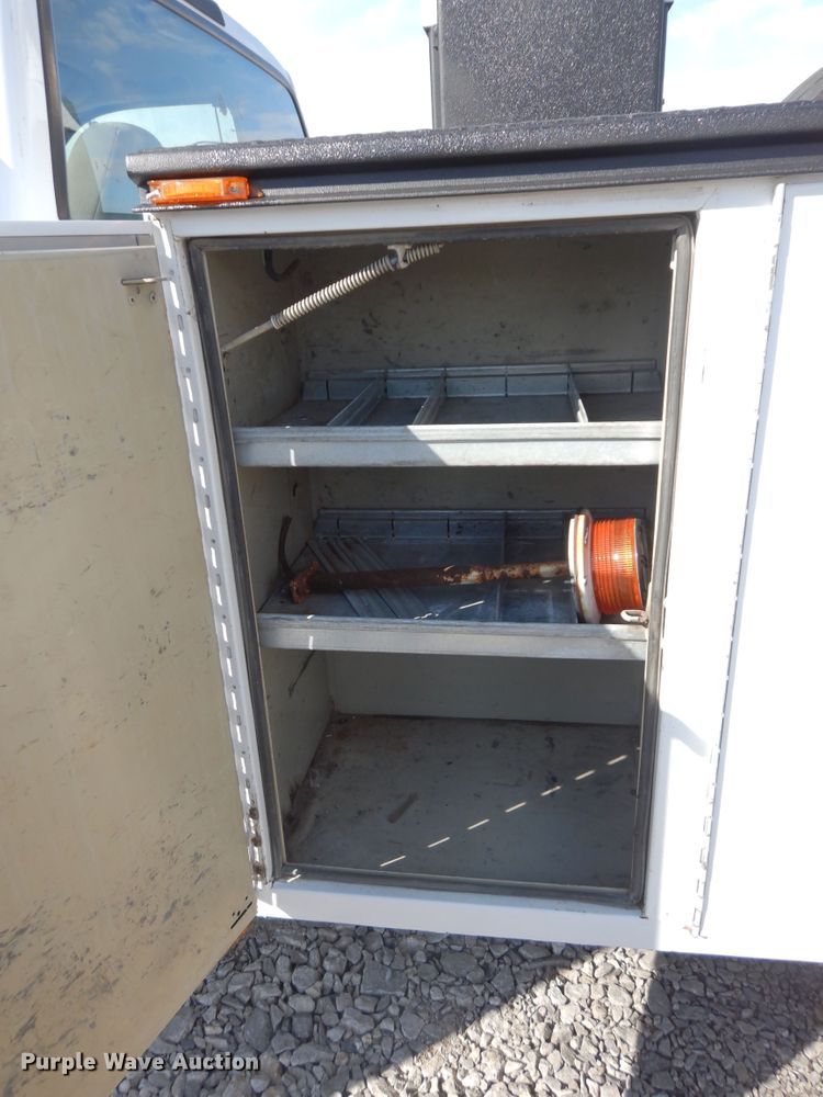 image for item GG9385 2004 Ford F550  bucket truck