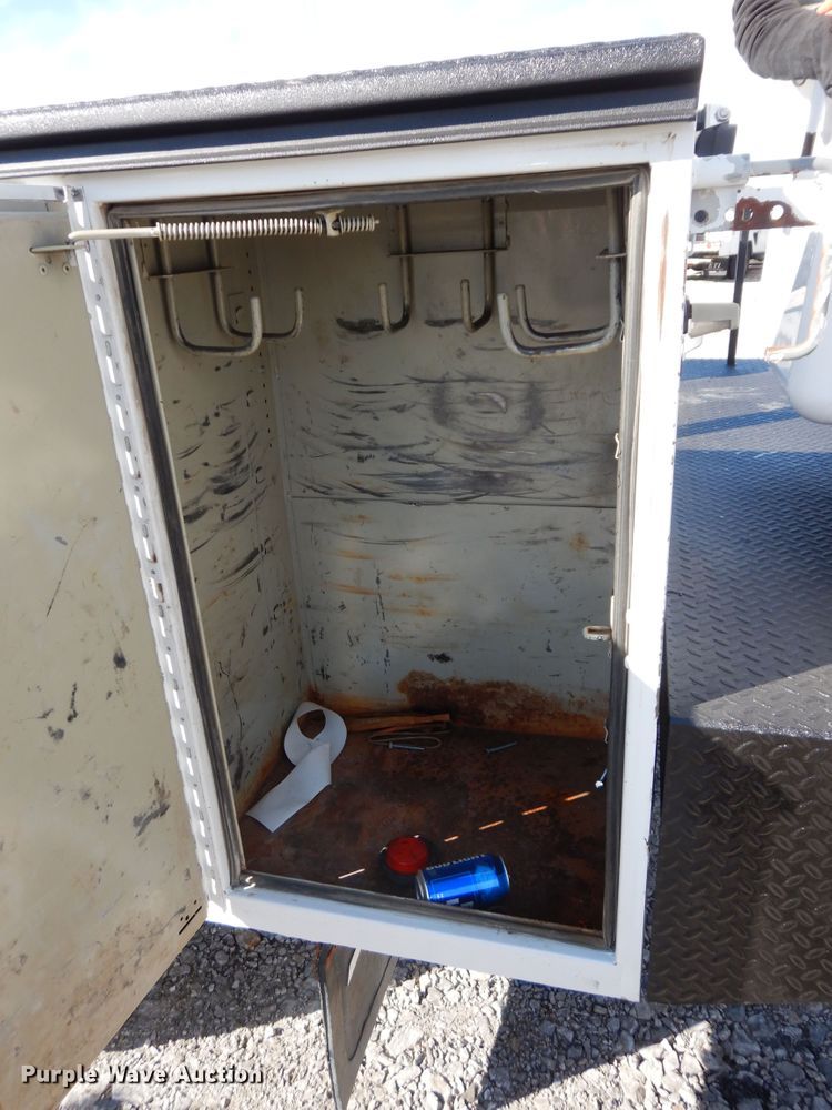 image for item GG9385 2004 Ford F550  bucket truck