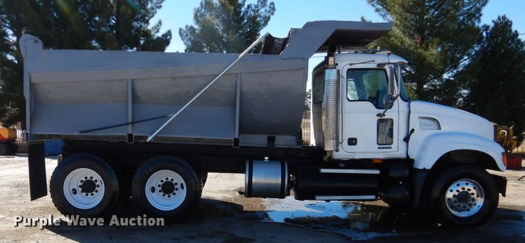 image for item HI9016 2004 Mack Granite  dump truck