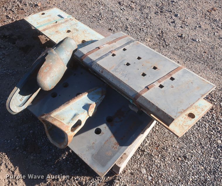 image for item HK9662 Volvo L220 wheel loader cutting edges