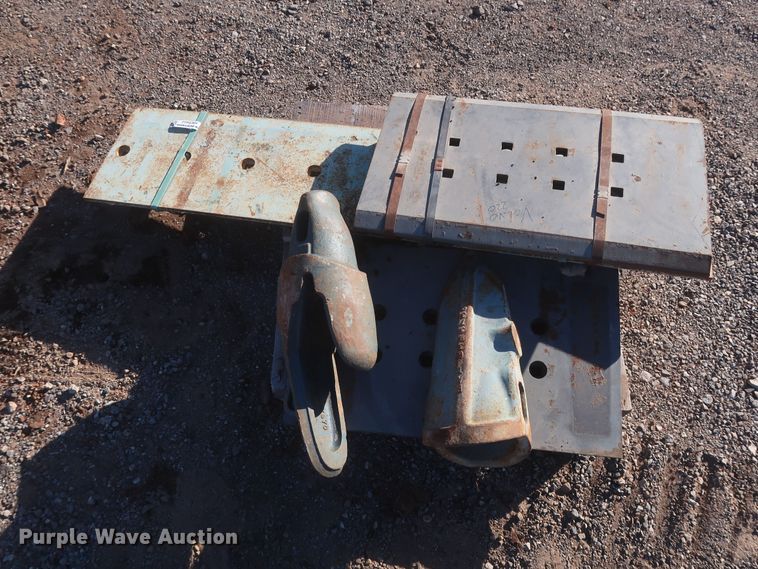 image for item HK9662 Volvo L220 wheel loader cutting edges