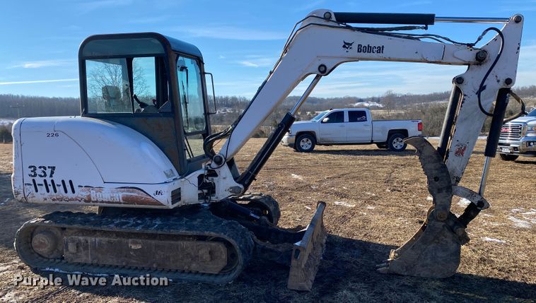 image for item HR9418 2002 Bobcat 337D  mini excavator