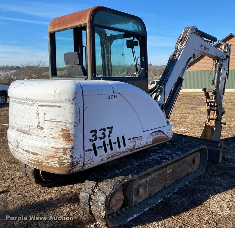 image for item HR9418 2002 Bobcat 337D  mini excavator