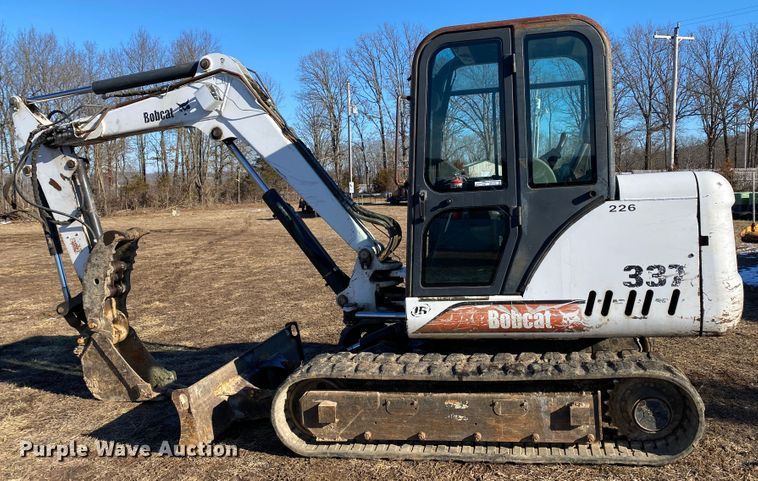 image for item HR9418 2002 Bobcat 337D  mini excavator