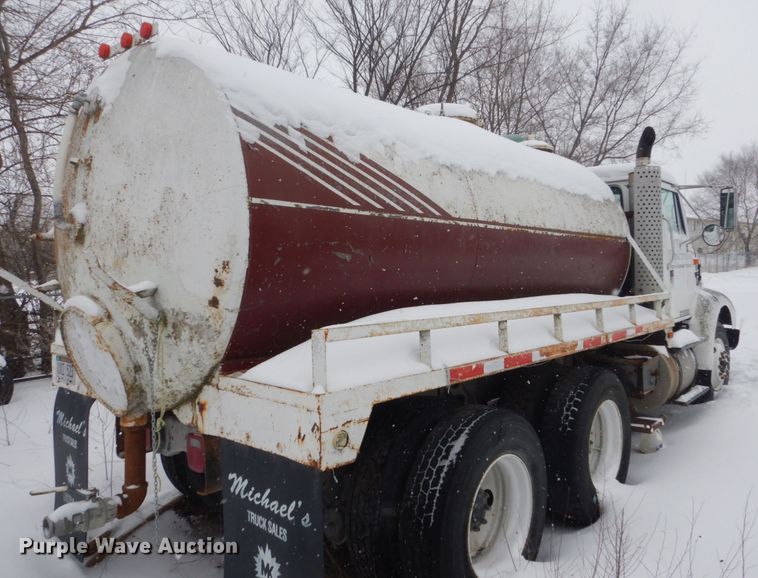 image for item HS9929 1991 International 8200  tank truck