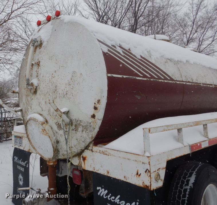 image for item HS9929 1991 International 8200  tank truck