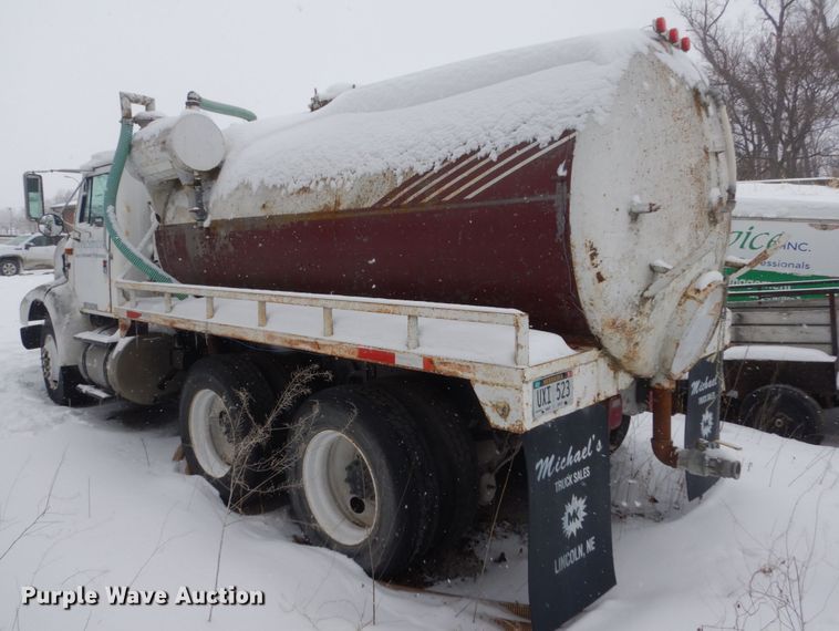 image for item HS9929 1991 International 8200  tank truck