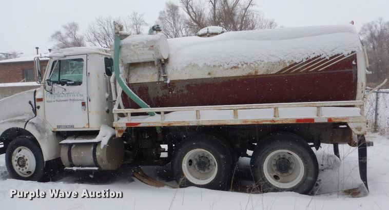 image for item HS9929 1991 International 8200  tank truck
