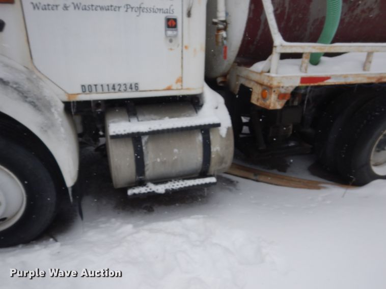 image for item HS9929 1991 International 8200  tank truck