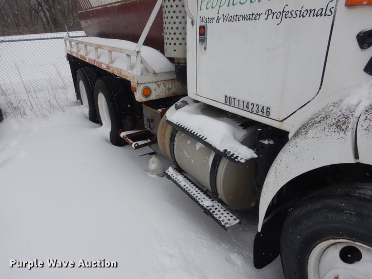 image for item HS9929 1991 International 8200  tank truck