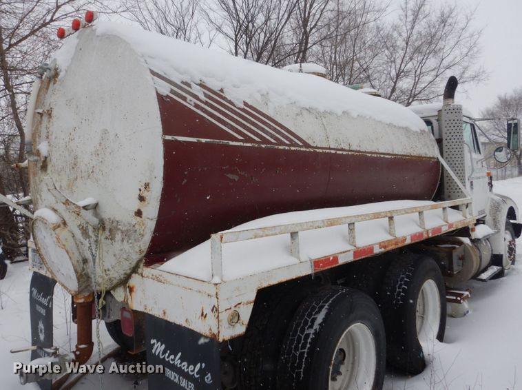 image for item HS9929 1991 International 8200  tank truck