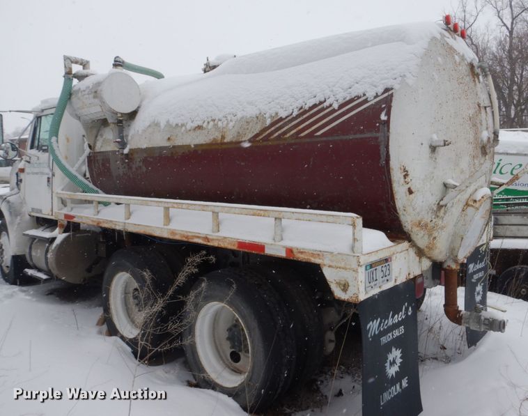 image for item HS9929 1991 International 8200  tank truck