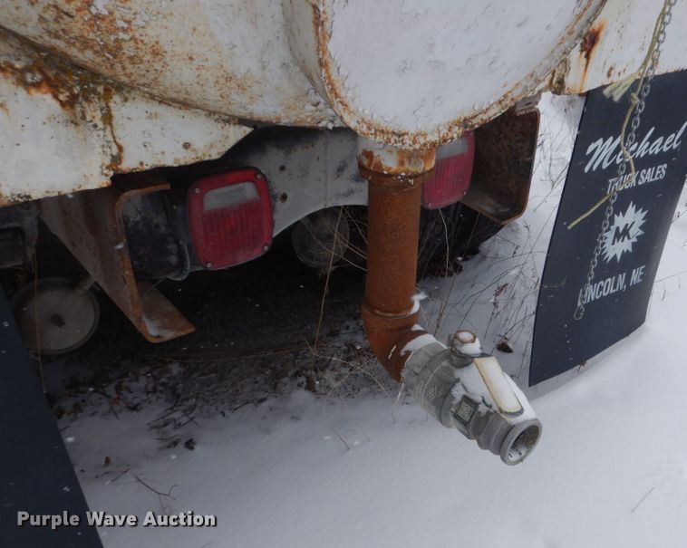 image for item HS9929 1991 International 8200  tank truck