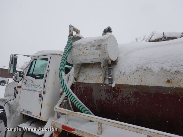 image for item HS9929 1991 International 8200  tank truck