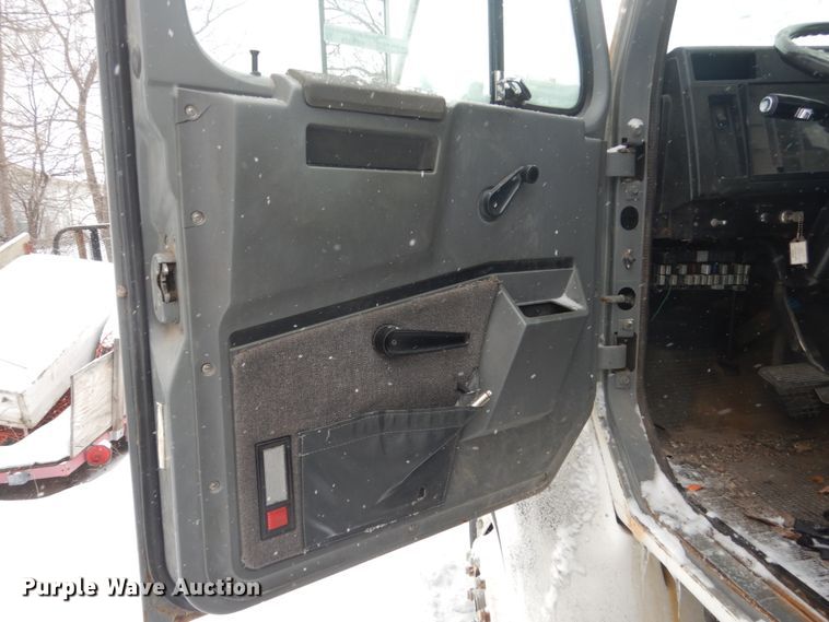 image for item HS9929 1991 International 8200  tank truck