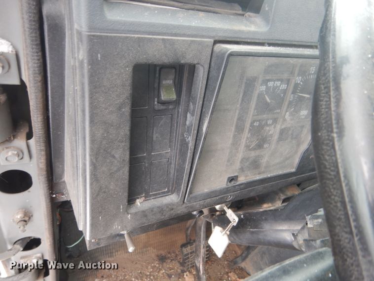 image for item HS9929 1991 International 8200  tank truck