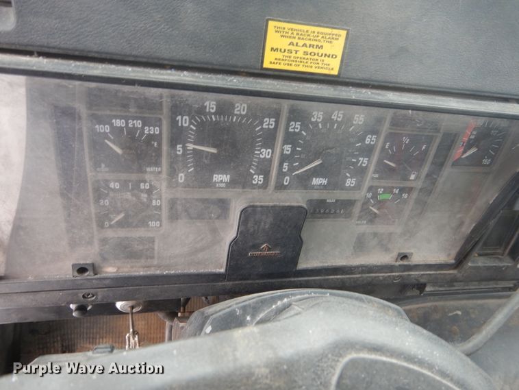 image for item HS9929 1991 International 8200  tank truck