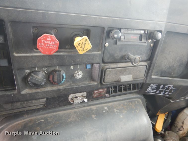 image for item HS9929 1991 International 8200  tank truck