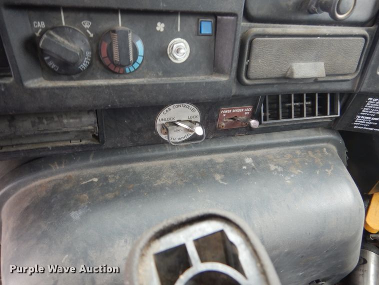 image for item HS9929 1991 International 8200  tank truck