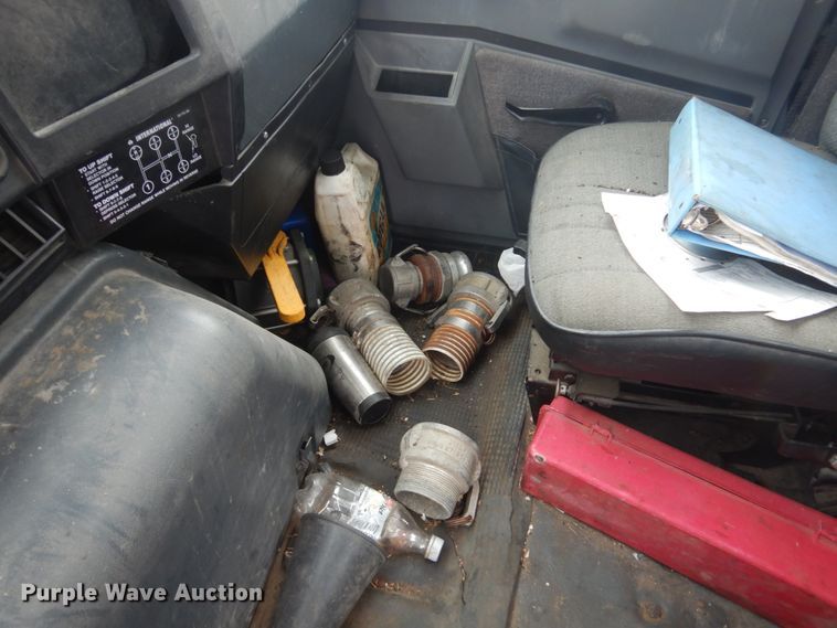 image for item HS9929 1991 International 8200  tank truck