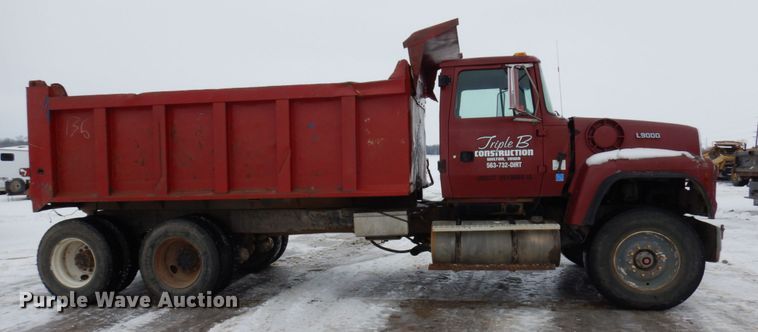 image for item HX9580 1996 Ford L9000  dump truck
