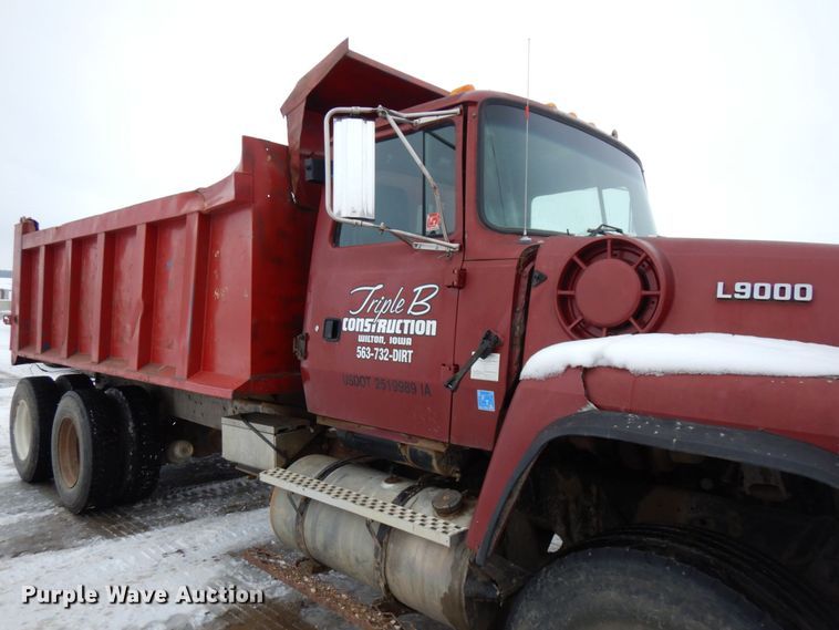 image for item HX9580 1996 Ford L9000  dump truck