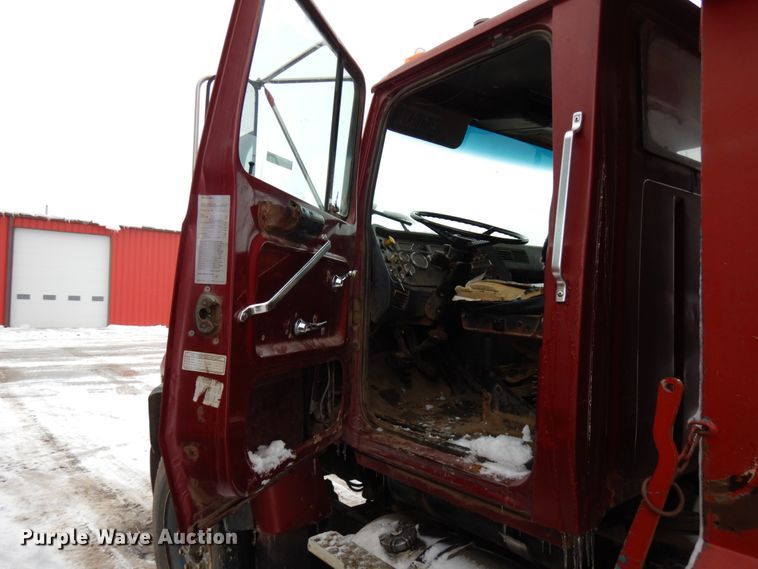 image for item HX9580 1996 Ford L9000  dump truck