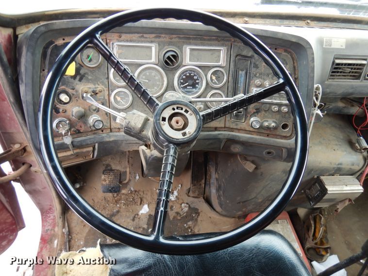 image for item HX9580 1996 Ford L9000  dump truck