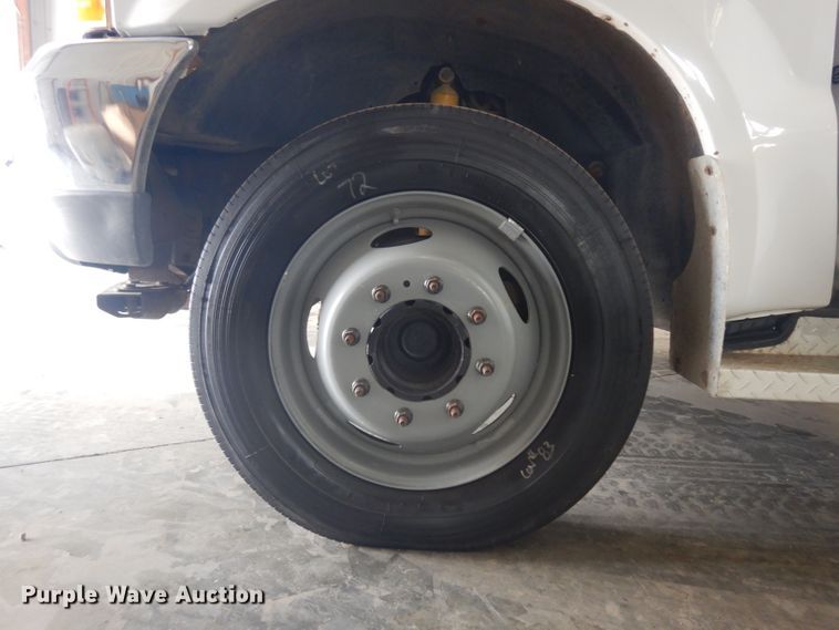 image for item IG9190 2002 Ford F550 Super Duty  winch truck