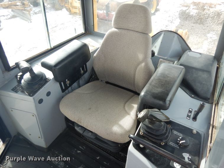 image for item IG9196 2002 John Deere 450H  dozer