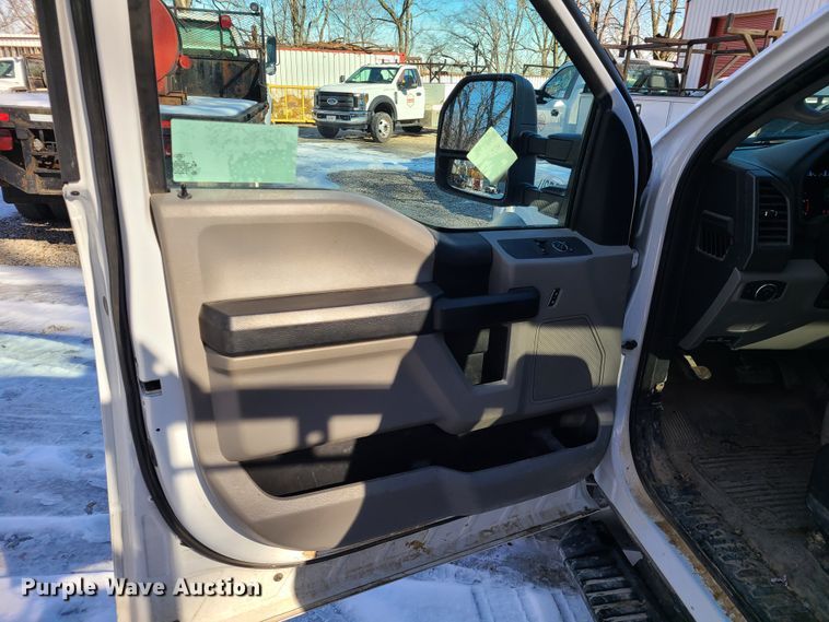 image for item DN6004 2017 Ford F450 Super Duty  utility / service truck