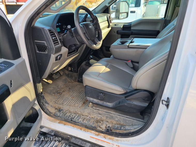 image for item DN6004 2017 Ford F450 Super Duty  utility / service truck