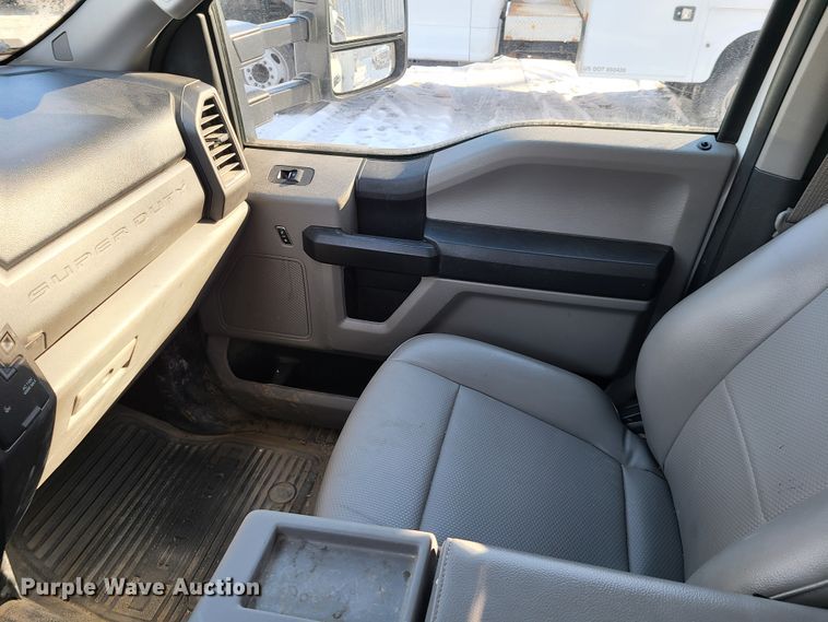 image for item DN6004 2017 Ford F450 Super Duty  utility / service truck