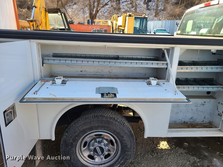 image for item DN6008 2018 Ford F250 Super Duty  SuperCab utility bed pickup truck