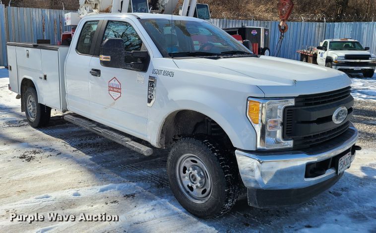 image for item DN6020 2017 Ford F250 Super Duty XL  SuperCab utility bed pickup truck