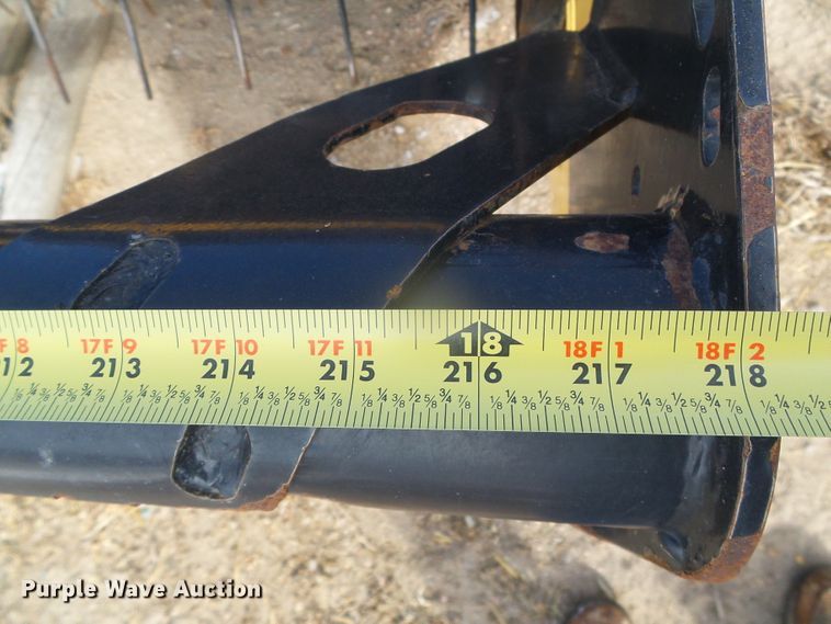 image for item DG8472 2013 New Holland 18HS  double sickle windrower head