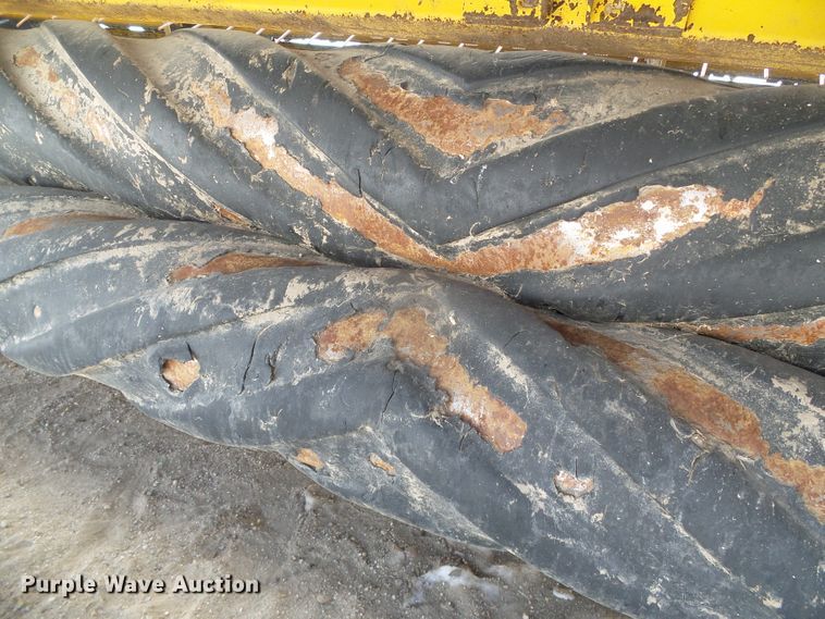 image for item DG8472 2013 New Holland 18HS  double sickle windrower head